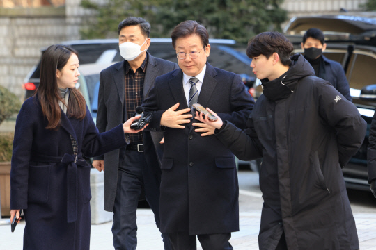 이재명 더불어민주당 대표가 26일 오전 서울 서초구 서울중앙지방법원에서 열린 '대장동 배임·성남FC 뇌물' 관련 1심 12회 공판에 출석하고 있다.<연합뉴스>